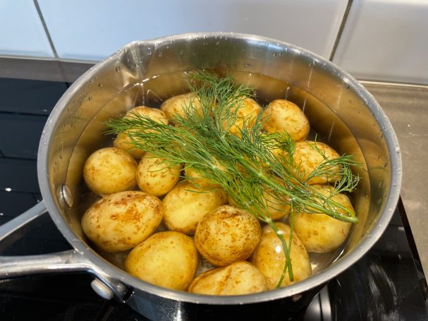 Lätt borstad, helsvensk potatis.